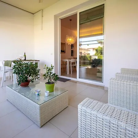 In Villa-giardino-50 M Dal Mare Apartman *